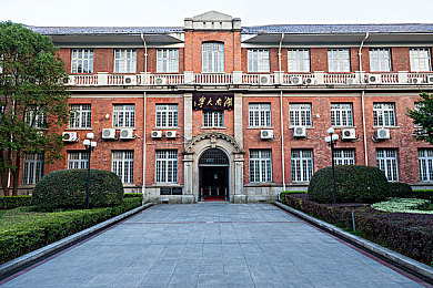 中国女人毛耸耸隂户｜“公共场所着装争议：女性权益与公共秩序的和谐平衡”-1