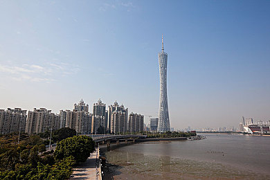 一小孩和妈妈摘萝卜还喊疼｜“亲情瞬间：小孩摘萝卜受伤，妈妈呵护显温情，传递家庭正能量”-3
