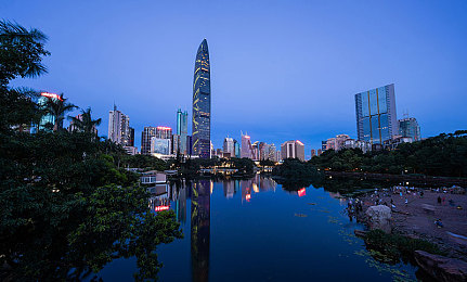 张柏芝在看夜色我在看她｜“星光下的宁静时刻：张柏芝深夜漫步商圈，引发隐私与关注度话题讨论”-4