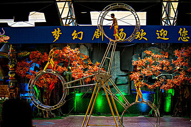 老师用脚帮我设｜“脚踩键盘显爱心，老师用特别方式助学生解难题感动网友”