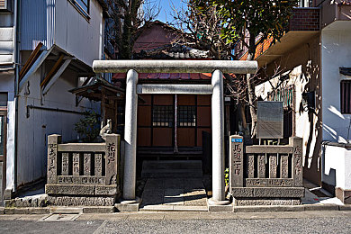 按摩师用春药浸透人妻：春药陷阱，家庭危机，正义降临-1