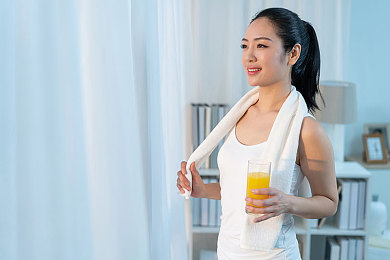 商务旅行戴帽子的女老板出行经典：时尚出行帽韵女王：女老板商务风采秘籍
