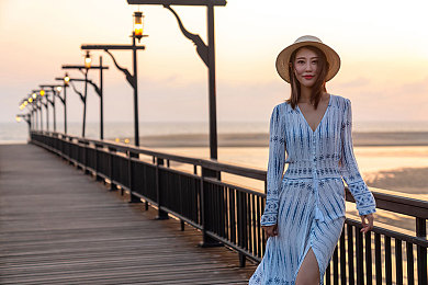 能看美女小姐姐们打打扑克的软件：魅力扑克，美女互动，畅享视觉盛宴-1