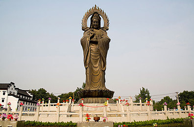 男女生拔萝卜：亲子农场乐拔萝卜，互动温馨共度时光