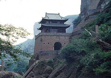 先拳交后啤酒瓶交：街头拳脚较量，瓶中力量对决：独特格斗盛宴引发社会热议-2