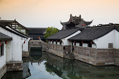 女教师夹震蛋上课被老师发现：“中学课堂意外：女教师私物暴露引热议，探讨教育环境问题与教师素养”-2
