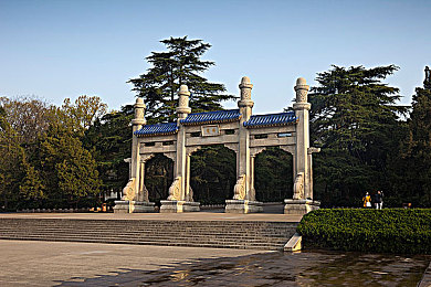 囯内又大又粗又长的：“百米巨构亮相某城，中国工程实力引发惊叹，网红打卡地新地标！”
