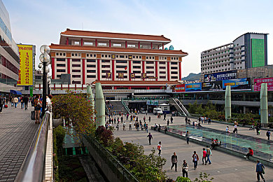 公交车他揉她的奶都硬了：公共交通惊魂：道德底线大挑战-2