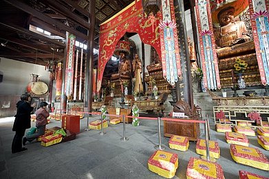 在床上打扑克的软件：“暖被窝中的扑克盛宴：揭秘便捷线上牌桌的无限魅力”-1