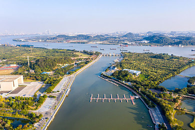 男孩坤坤怒怼老师括号：“课堂风暴：少年坤坤挑战权威，教育改革呼声再起”