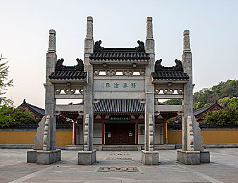 南昌一中挖脑挖眼原视频：揭秘教育疑云：南昌一中事件拷问学生权益与教育理念-2