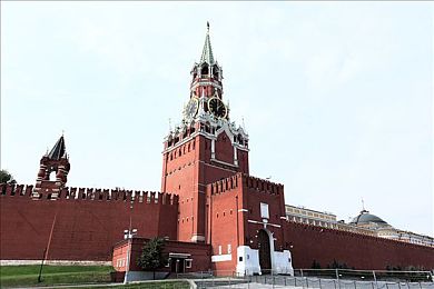 不知火舞与三个小男孩在公园：“动漫女神降临！公园里不知火舞与小男孩欢乐互动，见证动漫文化新活力”