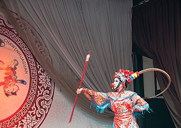 一个吃上面一个 下边啃：揭秘“啃老族”现象：家庭压力下的年轻一代独立之路-3