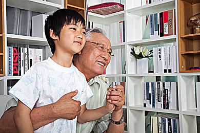 动漫美女做：二次元盛宴，角色养成，策略战斗，探寻《动漫美女》魅力之旅