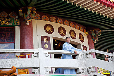 973商务旅行戴绿色帽子：“职场道德风波：一顶绿帽引热议，企业规范与文化反思新篇章”-3