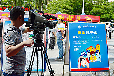 美女打扑克秘 网站：网迷新宠，高清美女扑克秀，娱乐法治两不误-2
