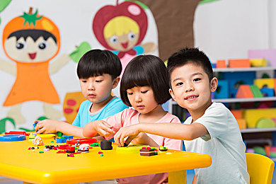 JuliaAnn与小伙子内体交：“网络热议：自由与引导，青少年价值观的思辨之旅”-3